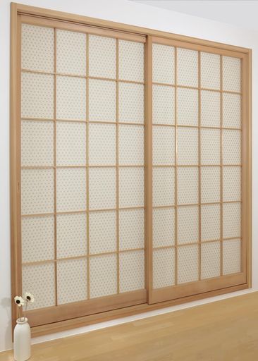 サイズ:巾100cmx丈200cm ・和柄を代表する麻の葉柄をプリントで全面に描いたデザイン。・帝人フロンティア(株)の特殊な機能糸を使用しているので、花粉やほこりをキャッチします。・夏の暑い時期は太陽の光を遮り冷房効果を高め、冬は暖気を外に逃がさないので保温性がアップして暖房効果を高めます。一年中節電効果でエコなレースです。・UVカットは約85%ありレース裏側は光沢のあるブライト糸を使用しているので、昼夜外から見られにくくプライバシーを守ります。・レースは紙と違って破れにくいです。・両面テープ幅5mmx20m1個入り取り扱い説明書付き。