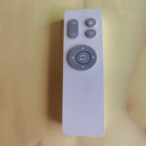特徴:LEDシーリングライト用リモコン、同じモデルの照明器具を複数同時に操作可能。 調光(明るさ調整/暗さ調整)、調色(冷光/暖光)ボタン;前照明のオン/オフボタンおよびナイトライトのオン/オフボタン;30分後にナイトライトが自動でオフになるタイマー機能ボタン。 パッケージサイズ:(約)長さ14.5 x 幅4.5 x 高さ2.1 cm ◆ 重量:約75g(電池は含まれておらず、別途購入が必要) 対応メーカー:ocioc 3000K 400mm バックライトシーリングライト