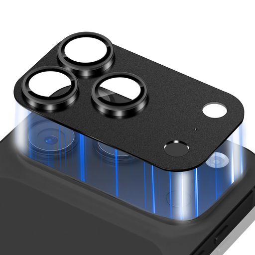 【対応機種】 このカメラフィルムは iPhone 17 Pro Max に専用設計、従来品のガラス製と違って、本製品はアルミニウム合金+9H硬度強化ガラス製、本体に融合していく、一体感と高級感が溢れています。擦り傷や衝撃からカメラレンズをしっかりと守られます。 【3D全面保護】本製品はレンズ部分は強化ガラス製で、9Hの超高硬度を持ちます。カメラのデザインよりも高く、スクラッチ防止し、ユーザー様の携帯電話カメラレンズを衝撃や通常の損傷から保護します。スマートフォンを落とした場合でも、飛散や割れてのことも完全防止し、本体に傷がつきにくく、カメラレンズへの傷や衝撃を最大限に防ぎます。 【超高透過率・極薄型】強化ガラスに光学コーディング層(AR)技術を採用して、高い光の透過率を長く維持しています。カメラの元々の高画質が損なわれなくてそのままに映します。光の反射の強い物を撮る時も屈折する光線の妨害がありません、わずか0.2mm極薄型で、違和感もなく本体の設計も損なわないです。 【露出オーバー防止】保護フィルムにはフラッシュ撮影でカバーが光ってしまう現象を防止し、露出オーバー防止とフレアシールドを対応できます。