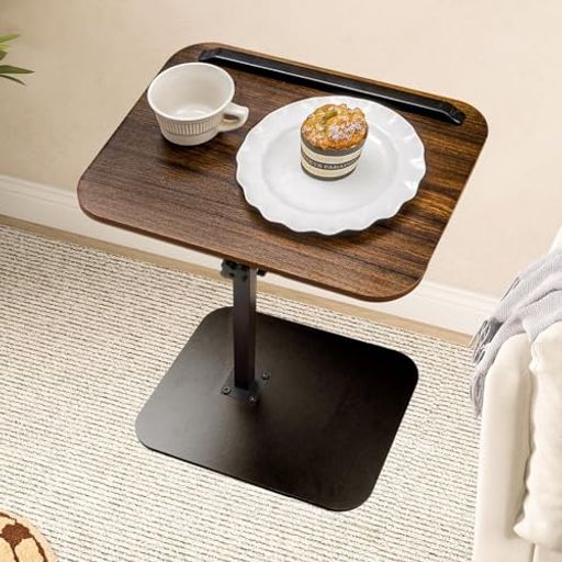 【高さ調整可能で多用途に対応】高さ 50~75cm まで無段階調整が可能。テーブル面は傾斜角度も調整できるので、ソファでのパソコン作業やベッドでの読書、食事にも最適です。 【優れた実用性】ソファサイドテーブル、ベッドサイドテーブル、コーヒーテーブル、ミニ PC デスクなど、シーンに合わせて使い分け可能。省スペース設計で、限られた空間も有効活用できます。 【水や油汚れに強い、メンテナンス簡単な天板】木目調(ウォールナット / ブラック)の天板は耐水性・耐油性に優れ、汚れてもサッと拭くだけでキレイになります。滑り止め加工も施され、マグカップやノート PC も安定して置けます。 【頑丈なスチールフレームで高耐荷重&amp;安定性抜群】分厚いスチール製ベースとフレームを採用し、グラつきにくく長く使える耐久性を実現。お子様やペットがいるご家庭でも安心してお使いいただけます。 【どんな場所にも馴染むシンプルデザイン】落ち着いたウォールナット色とブラックの 2 色展開。ナチュラル・モダン・ヴィンテージなど、どんなインテリアスタイルにも馴染み、リビング・寝室・書斎をおしゃれに彩ります。