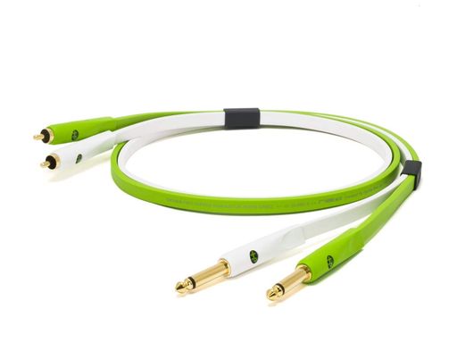 世界中のアーティストやDJに愛用されているd+シリーズは、単なるケーブルという枠を超えユーザーに特別なアイデンティティーを与えるマストアイテムにまで成長しました。 そのd+シリーズのClassBシリーズにフォンプラグを採用したd+TSclassB/d+RTSclassBシリーズが登場します。ClassBシリーズは3芯18AWGという極太の高純度OFC導体を採用することで圧倒的な伝送能力を誇り、またフラット構造によるケーブルは線間による干渉を防ぎます。クリーンで色付けがなくファットなサウンドは、エレクトリックミュージックでの使用はもとより、あらゆるジャンルの音楽制作、リスニングに適しているケーブルです。 またソフトPVC外装とステレオスプリットケーブルによりユーザビリティー性を高め、さらに優れたデザイン性はライブステージなどでもひと際存在を放ちます。さらに高級ケーブルに引けを取らない仕様でありながらも、何本もケーブルを使用する制作環境でバジェットを圧迫しない優れたコストパフォーマンス。