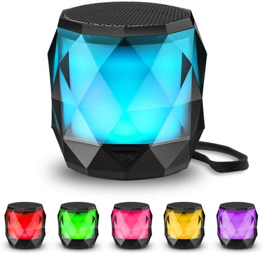 1)【呼吸式LEDライト】七色のLEDライトを搭載されたこのポータブルスピーカーは、お好みの色を自由に選べます。聴覚だけではなく、音楽を視覚的にも楽しめます。それに、就寝する前にロマンチックなLEDライトを合わせて軽音楽を聞きながら、一日の疲れを取り除き、安らかな眠りを得ることができます。 2)【ミニBluetoothスピーカー】この小型スピーカーはコンパクトで軽量(直径:4.5cm/高さ:4.8cm/重量:68g)のため持ち運びに便利です。外出先での屋外などのところでも音楽を楽しめます。また、自分の部屋でBGMを掛け雰囲気作りにも使えます。 3)【360°全方位サウンド】スピーカーを中心に360度全方向にわたってサウンドが大きく広がります。無指向性で音が広がるため、通常の箱形と比較しスピーカーの横や後ろにいても音がこもることはありません。低音を増強しつつ中高音もクリアでバランスが良く迫力のあるステレオサウンドを再現できます。