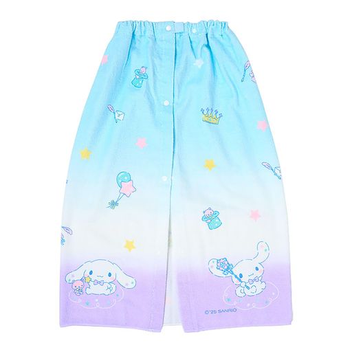 本体サイズ:約幅120x奥行1x高さ80cm適応身長:約125-135cm。主な材料・原料:綿100% 約80cm丈。ボタンを外しやすい引っぱりループ、調節用のスナップボタン付き。紫外線遮蔽加工はしていませんが、紫外線遮蔽率は90%以上の試験結果が得られています。 タグにお名前スペース付き。モデル身長:116cm※総柄デザインの部分は、商品によって柄の出方が若干異なります。 (C)2025SANRIOCO.LTD.著作株式会社サンリオ