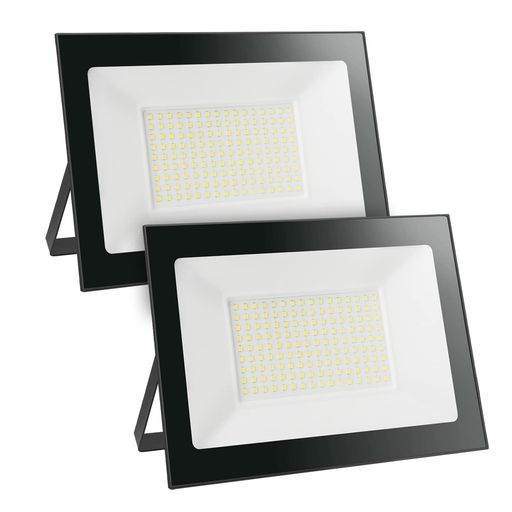 【高輝度&amp;製品仕様】:ライトは最新型SMD LED高照度のチップを搭載し、消費電力100W、コンセント式、2Pプラグ付き、電圧は85-120Vに適している高品質LED投光器です。2mコードと180°自由調整できアルミニウム合金ブラケットで取り付けを自由で便利になりました。超高輝度と120°の発光角度で、隙のない照明を実現できます。 【超薄型&amp;幅広い使用範囲】:本製品は超薄型で、場所を取らないだけでなく、見た目もコンパクトで精巧です。取り付けの難度も下がりました。作業灯、看板灯、駐車場灯、街灯などの室内室外照明、防犯、防災などの場合に適しています。車庫、庭、公園、夜釣り、BBQ、集魚灯、作業灯、現場工事としても使用できます。いろんな所で活躍できます。 【優れ放熱性】:波紋型シートの設計で放熱空間を十分に確保するとともに、放熱面積を大幅に向上させています。ランプの放熱問題を迅速に解決し、より長い寿命を実現しました。LEDライトなので、最長寿命は50,000時間に達し、普通のライトよりも長寿命で省エネです。高品質の材質を採用した当社の投光器はどんな環境でも長い時間使えます。