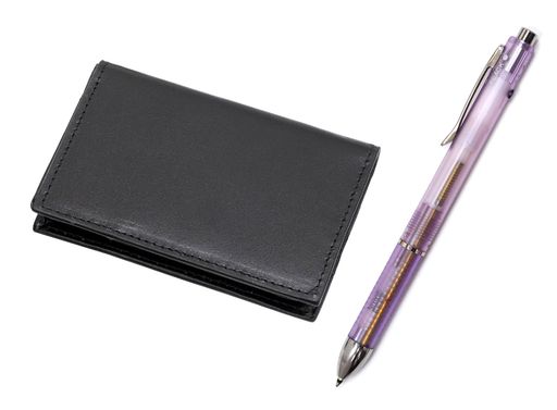 再生牛革名刺入と3機能ペン(黒赤2色ボールペン+シャープペン)(紫軸)のセット 名刺入材質:再生牛革サイズ:110mmx77mmx14mm ペン材質:樹脂サイズ:全長148mmx軸径10mm 名刺入:白箱入りペン:OPP袋入り
