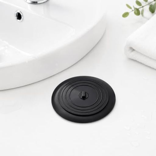 【排水口カバーの多機能活用】シンクの排水口にさっと被せるシリコン蓋で、簡単に水を溜められます。食器のつけ置き洗いやオキシ漬け掃除に便利なだけでなく、浴槽の排水溝にも対応。毎日の家事をぐっとラクにするはいすいこう カバーです。 【防臭・防音・害虫対策】高い密着性で下水からの悪臭やゴボゴボ音をしっかりシャットアウトする防臭キャップ。さらに、隙間を塞いで害虫の侵入も防止します。排水溝カバーとして使えば、キッチンや浴室を清潔に保ち、不快なニオイのお悩みを解消します。 【食品グレードの安心シリコン素材】本体には食品級の高品質シリコンを採用したシリコンキャップです。無毒で丈夫、しかも軽量で柔軟性に優れ、長期間ご使用いただけます。厚みのある中央部がしっかりと密閉し、水漏れを防ぎながら安心して水を蓄えられます。 【幅広い適合サイズと簡単設置】直径15cmの排水口 蓋は、直径14cm以内のほとんどの排水口にフィット。滑らかな表面に置くだけで吸着し、縁までピタリと密着。さらに、浴室や洗面所の排気口カバーとしても転用できるため、家中の気になる開口部に活躍します。
