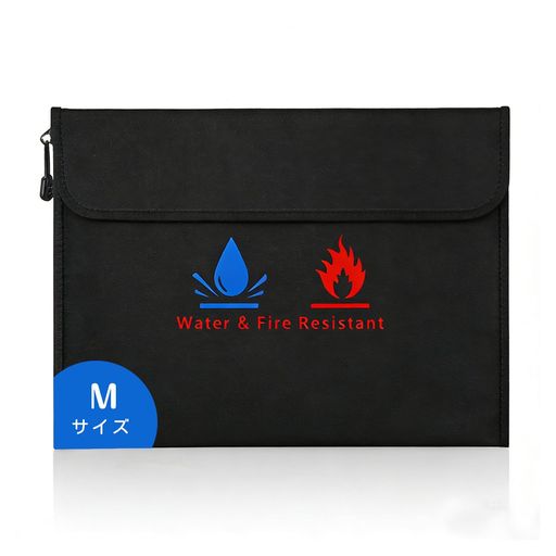 【M/L 2 点セットで収納の混乱を解消】:MサイズとLサイズの2点セットをご用意しました。家庭の貴重品、ジュエリー、重要な証明書、契約書、現金など、サイズや重要度が異なる物品を分けて収納できます。散らばった貴重品を一括整理し、必要な時に素早く見つけられ、収納の煩わしさを大幅に解消します。 【耐火金庫級防护で災害時の損失を防ぐ】:火災や地震による延焼、水害・漏水などの緊急事態に直面しても、耐火・防火を核心に防水・耐衝撃の多層防护機能が発揮され、書類の焼失・水濡れ、現金・貴重品の損傷を効果的に防ぐ。普通の収納袋では守れない重要資産を、家庭用でも高水準な保護を提供します。 【緊急時もスムーズな使いやすさ設計】:災害時の慌てた状況でも開閉が簡単な構造で、貴重品を素早く取り出せるよう設計。軽量かつコンパクトでタンスの隙間・引き出し・クローゼットなど家庭の狭いスペースにも無駄なく収納可能、大きなスペースを占める悩みも緩和します。 【単品複用で購入コストを節約】:日常の家庭用貴重品収納はもちろん、オフィスの重要書類保管、車内の応急防災収納、店舗の日常現金管理にも適用。