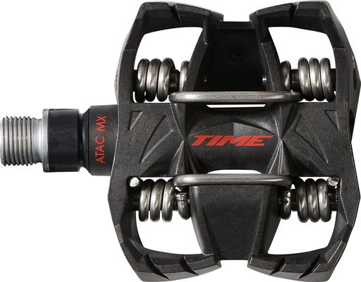 重量: 182g/片側 アタック クリート付属 ATAC MX 8は、マウンテントレイルライディングやエンデュロイベントに最適なMTBペダルです。 オーバーサイズ中空スチールアクスル、カーボンボディを採用しています。 重量を低く抑え、耐久性を高めました。