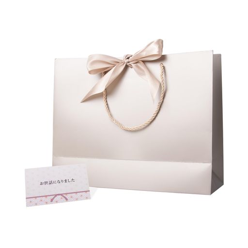 【カードサイズ】:展開時 10cmx14cm / 折りたたみ時 10cmx7cm 【サイズのイメージ】:折りたたむと、大人の手のひらにちょうど収まるコンパクトサイズで、ポケットに入れて持ち運ぶのも楽ちんです。展開すると、スマホ(縦長)より少し大きいスペースが確保でき、真心のメッセージはもちろん、相手の思い出話を短く書き添える余地まであります。 【使用感】:紙質は厚手で品のある触感で、文字を書くときにインクがにじむこともなく、丁寧なメッセージを書き込みやすいデザインになっています。折りたたみ後はプレゼントバッグにスッポリ収まり、蝶ネクタイの装飾と合わせて、まとまった贈り物の印象を強めます。 【プレゼントバッグサイズ】:32cm(高さ)x21cm(幅)x11cm(厚さ) 【サイズのイメージ】:高さは A4 ノートの縦長とほぼ同じで、幅は開いた手のひら(親指から人差し指まで)を 2 本分合わせたくらいの大きさです。 【蝶ネクタイの魅力】:バッグの開口部には柔らかいリボンで蝶ネクタイが華やかに結ばれています。指で蝶ネクタイを解く瞬間、「こんなに丁寧に包装してくれたんだ」と心が打たれ、贈り主の真心を実感できます。