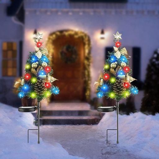 🎄【クリスマスガーデンライト】ソーラークリスマスツリーランプは本物のクリスマス松を模し、良質のプラスチックと金属で作られ、耐久性と美観があります。これらの防水イルミネーションライトは、庭、小道、花、車道、芝生、歩道、景観、パーティー装飾などに最適です。恋人、家族、友人などへの最高のクリスマスプレゼントです。 🎄【ソーラー充電】このクリスマス 飾り ライトは日中は自動充電、夜間は周囲の環境を感知して自動点灯、4~6時間の充電で8~15時間使えます。(太陽光ランプを地面に差し込むだけで、太陽の光を直接吸収することができます。) 電気代を払わずに美しい庭を完璧に飾りましょう。さらに、リボンや鈴などでクリスマスツリーを飾ることもできます。(装飾品別売り) 🎄【IP65防水】埋め込み式 ソーラーライトはIP65防水設計を采用して、雨を恐れないで、色あせないで、耐久性があって、悪天候の下で照明を維持することができます。このクリスマスツリーライトは配線も電池も不要で使いやすいので、庭を飾ったり、ロマンチックでエレガントなクリスマスの雰囲気を作ることができます。