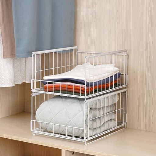 【組み立てへの不安に答えます】面倒なネジや工具は一切不要。パーツを起こして引っかけるだけの3ステップで、スライド引き出し式の収納バスケットが完成します。組み立てに不慣れな方でも数分で使い始められ、引っ越しのたびに買い替える必要もありません。折りたたんで運べるから、新生活のお供にも最適です 【すぐサビる?弱そう?という心配に】高密度の鉄製メッシュフレームに防錆加工を施し、1段あたり10kgの耐荷重を確保。湿気がこもりやすいキッチンのシンク下や洗面所でも、サビに強く長持ち。角はすべて丸く面取りされ、小さなお子様やペットがいるご家庭でも安心してお使いいただけます 【奥のものを探すのが面倒】から解放。全面メッシュ構造だから、引き出さなくてもどこに何があるか一目でわかります。出し入れのたびにイライラせず、朝の身支度や料理中の手間をぐっと減らします。通気性にも優れ、衣類やタオルにこもりがちな湿気を逃がして、いつでも清潔な状態をキープします 【本当にうちの隙間に合う?】という迷いに。クローゼット・シンク下・ベッド下・テーブル下・押入れなど、あらゆるデッドスペースにフィット。