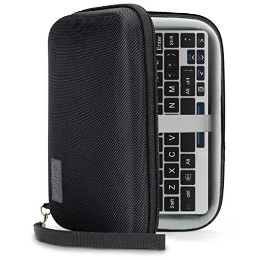 耐候性のある外側はしっかりと織られたRipStopナイロン製でGPDポケット7インチミニラップトップPCを移動中の衝撃や湿気から守ります;最大サイズ: 7.5インチ x 5インチ x 1.25インチ。 柔らかな傷防止内張りが、お手持ちの小型ポータブルUMPCを摩擦から守り、アクセサリーとデバイスを清潔で新品の様に保ちます。 アクセサリー収納用の内側ポーチにコンパクト充電コード、メモリーカード、フラッシュドライブ、その他小さなアクセサリーを収納可能で、便利にすべてを運べるケースです。 伸縮性のある安全デバイスベルトで、小型ノートパソコンを固定し、旅行中に動いてしまうことを防ぎ、お手持ちのUMPCをさらに守ります。 - 内側寸法: 7.5 x 5.5 x 1.5インチ。