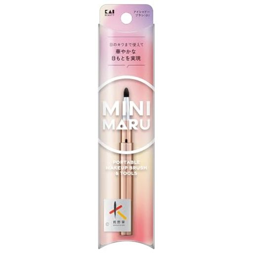 ミニサイズで統一したメイクシリーズMINI MARU(ミニマル)のアイシャドーブラシ小 使い心地にこだわった熊野筆で、まぶたのキワや仕上げに最適な小さめのサイズ 目頭や下まぶた等に色を入れたい際に活用しやすい キャップ付きのスライド式形状で、持ち運びに便利 本体サイズ:約87 x 10 x 10mm、重さ:約4g