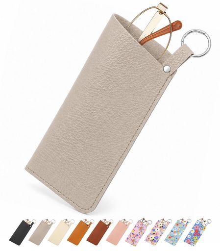 ✅【厚さ3mmの薄型・軽量設計。かさばらずスマートに持ち運び】「メガネケース=かさばる」という常識を覆す、厚さわずか3mmの極薄スリム設計。非常に軽量でコンパクトなため、ポケットや小さなバッグやトートバッグの隙間にもすっきり収納可能です。 星(塗り潰し)1商品につき専用の「メガネ拭き」を1枚セットでお届け。 サイズ: 約17.5cmx8.5cmx0.3cm 収納目安:約15cmx5cmx3cm以内 ※大型サングラス等は収納できない場合がございます。ご購入前にサイズをご確認ください。 ✅【シボ加工のPUレザー・内側はやわらかな起毛調素材】外側は上品なシボ感があり、汚れや水に強い高品質なPUレザー(ペブルレザー风)。傷や汚れが目立ちにくく、手に馴染む柔らかな質感です。内側にはレンズをやさしく包み込むソフトな起毛調素材を採用。スリムながらも、大切なメガネやサングラスを傷からしっかり保護します。対応サイズ:一般的なメガネ・サングラス・老眼鏡・近視メガネ等(1本収納) ✅【サッと取り出せるスリーブ形状・出し入れがスムーズ】蓋やファスナー、ボタンがないオープンタイプのスリーブ形状を採用。