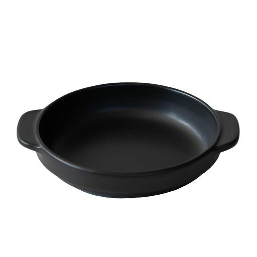 オーブンや直火での調理が可能な耐熱性に優れた陶器製のグラタン皿です。 スタッキングができる形状のため、重ねて収納スペースや食器棚に保管が可能。 商品サイズ:約20x16.5x3.5cm 商品重量:0.35kg 容量:約400ml 素材:耐熱陶器 生産国:日本(三重県四日市市)