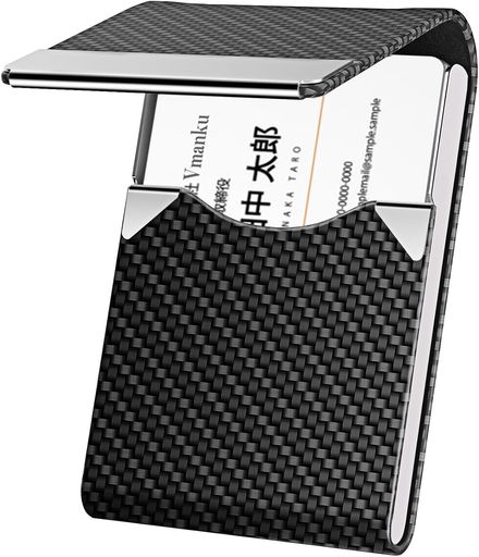 【大容量&amp;高セキュリティ】コンパクトサイズ(約9.5x6x1.5cm)で名刺20枚以上収納可能。RFID保護機能搭載で個人情報を守り、ビジネスに必須のセキュリティを実現。 【便利な磁気式開閉】強力な磁石で確実に固定。片手でスムーズに開閉でき、急な名刺交換時もスマートに対応できます。 【耐久性に優れた素材】PUレザーにカーボン調デザインを施し、ステンレス縁取りで保護。耐摩耗・防水仕様で日常使いに最適です。 【多様なシーンで活用可能】オフィスからカフェ、旅行まで幅広く対応。名刺はもちろん、クレジットカードや免許証など薄いカード類の整理にも便利。 【洗練されたデザイン】シャープなカーボン調はビジネスシーンに映える上質な仕上げ。実用性とスタイルを兼ね備えた一品です。