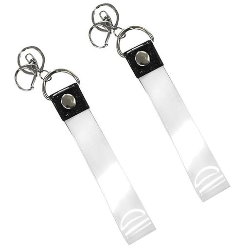 【商品仕様】この銀テープホルダーは長さ約45cm、幅約29mm。セット内容:2本。コンサートで入手した貴重な銀テープ用にデザインされたもので、大切な星の思い出の整理に最適です。 【透明素材でイメージを鮮やかに再現】透明度の高いPVC素材が、カラースリーブの鮮やかな色彩を忠実に再現します。紫外線や防塵性に優れているため、耐久性があり、色褪せしにくいのも魅力です。防水コーティングも施されているため、ホコリや湿気を効果的に防ぎ、長年にわたり輝きを保ちます。 【大切な想い出を守る、2本セットの銀テープホルダー】ライブやコンサートの思い出を、いつもそばに感じていたいあなたへ。銀テープキーホルダーは、大切な銀テープを傷つけずに保管し、持ち歩ける便利なアイテムです。2本セットなので、複数のライブの銀テープをまとめて収納できます。 【ファン必携!思い出を彩る収納アイテム】コンサートやライブで得た銀テープは、かけがえのない想い出。このホルダーがあれば、大切な銀テープを折れや破損から守りながら、いつでも綺麗な状態で眺められます。推しメンとの思い出を形として残したいファンの方々にぴったりのアイテムです。