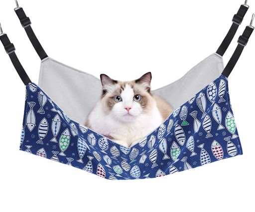 【最新デザイン】猫が好むたくさんの魚と小さな三角形模様を精選する,高級感を溢れて,猫の生活に色彩を増やします。ハンモックの両面とも優れた帆布生地が採用されている,四隅に縫製でとても頑丈です,ベルトの長さを調節できます,金物工具は昇級で補強され,折れにくい。猫ハンモックを探している方に、こちらのハンモックをいい選択としてお勧めですよ。 【猫ハンモックケージ用】ケージに取付け可能な猫用ハンモック。ハンモック部分はリバーシブルなので、気分に合わせて変えることができます。猫ハンモックのサイズ:56cm x 46cm,適応体重は10kgまでなので、普通サイズの猫ちゃんなら十分使用可能です。 【良い通気性&amp;洗濯便利】ハンモックの両面とも優れた帆布生地が採用されている,通気性に優れています、丈夫で猫の引っかきを耐えられます。そして柔らかい故に、愛猫に快適な休み環境を齎します。また,汚れにくいので清潔を楽に保ちます。金具が付いていますので、当店では手洗いを推奨しております。 【調節可能&amp;金具丈夫】ベルトの上にナスカンとバックルが付いてます,取り付け場所やケージのサイズによって、ベルトの長さを調節できます。