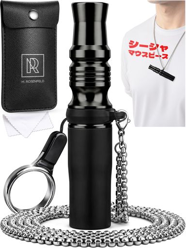 【ブラックステンレスの個人用シーシャ マウスピース】shisha mouthpieceとして設計されたブラックステンレス先端は金属味を感じにくく、シーシャセッションでもフレーバーを自然に楽しめます。シーシャ フレーバー ノンニコチンにも対応するクリアな吸い心地。 【サイズは数字で判断】水煙嘴として携帯しやすい全長8.5cm・重量50g。先端は外径1.1cm/内径0.7cm、差し込み側は外径1.4cm/内径1cm。シーシャ 本体やシーシャ ボウルと組み合わせやすい設計です。 【サッと洗って清潔】シーシャ まうすピースは水洗いOK。使用後は軽く流して拭くだけで清潔に保てます。シーシャ ヒートマネジメントシステムを使うセッションでも、自分専用マウスピースとして快適に使えます。 【外でも便利な携帯性】シーシャ ホースに合わせてそのまま持ち歩けるネックストラップ仕様。キーリングで鍵・リュック・スマホに装着可能。カフェやシーシャバーでも使いやすいシーシャ グッズです。 【アクセサリーセット付属】シーシャ パーツとしてPUレザーポーチ+クロス+キーリング+ストラップを同梱。