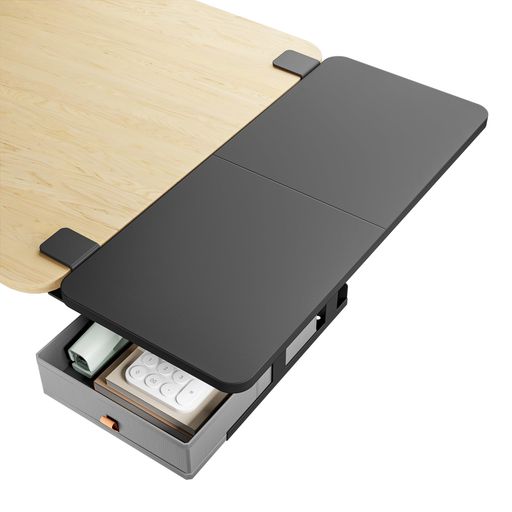 25 kg高耐荷重・頑丈耐久設計:高品質素材を採用し、最大 25 kg の優れた耐荷重性能を備えています。ノートパソコン・キーボード・マウス・プリンターなど各種オフィス機器を安定して設置可能で、長期使用による変形やたわみを抑えます。角丸加工を施したデザインにより、衝突や擦り傷を防ぎ、日常使用の安全性を高めています。 収納引き出し搭載・スペース整理整頓:本体に専用収納引き出しを標準装備し、ペン、USBケーブル、マウスパッド、小物アクセサリーなどを収納できます。引き出しは落下防止設計になっており、収納物が不用意に落下することを防ぎ、乱雑になりがちなデスク周りを整然と保ち、快適なワーク環境を構築します。 穴あけ不要クランプ式・簡単設置:工具不要のクランプ式を採用し、天板厚 15~60 mm のデスクに対応します。デスクの前面・側面どちらにも取り付け可能で、設置時に机を傷つけることがなく、賃貸環境でも安心して利用できます。特殊な工具や専門知識が不要で、短時間で設置作業を完了できます。※面取り・凹凸・不規則な縁のデスクには非対応となります。
