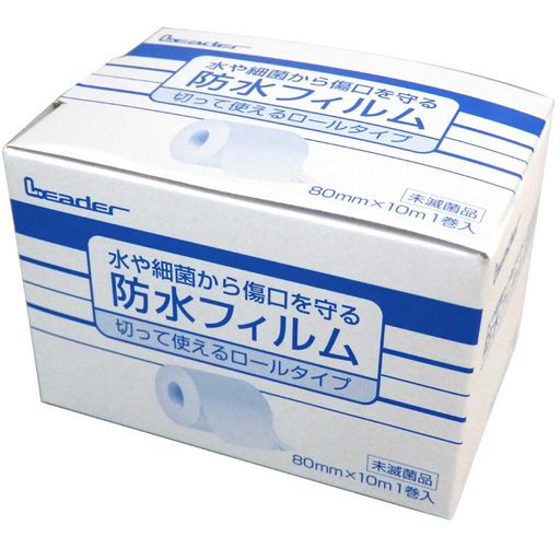 【サイズ】幅80cmx長さ10m【重量】150g【内容量】80mmx10m【材質】基材:ポリウレタンフィルム/粘着剤:アクリル系【生産国】中国 ハサミで自由にカットできて無駄なく使えるリーダー防水フィルムロールは、傷口ケアに最適なフィルムタイプ。 従来品のようなカバーシート不要で、貼り付けもスムーズに行えるストレスフリーな設計。 優れた防水性により、貼ったまま入浴・シャワー・水仕事などの日常動作にも対応可能。 通気性に優れムレを防止、大きな傷には重ね貼りで柔軟に対応できる保護フィルムです。