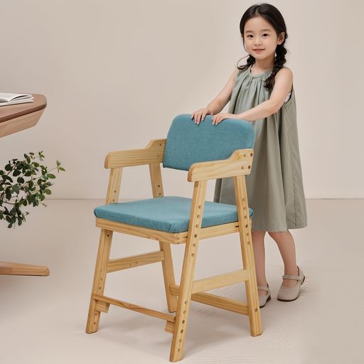 【商品仕様】サイズ:幅48*奥45.5*高さ78cm。座面の高さは地面から50~35cmの範囲で調節可能。さらに、フットレストは地面から18~3cmまで調節でき、お子様の身長や座り方にぴったり合わせることができます! 【重量】5.3KG。 【材質】パイン材フレーム + コットンリネン座面 + 高弾性スポンジクッション 【成長に寄り添う調節機能】背もたれと座面は前後3cm調節可能で、お子様の体型や座り方にぴったりフィット。さらに、座面とフットレストは上下15cmまで調節可能!幼児期から成長期、大人まで使用できる万能チェアです。一台で家族みんなが快適に座れる、新しいスタンダードをお届けします! 【安心と快適を両立した高品質素材】フレームには耐久性に優れた天然松材を使用し、環境にやさしく安心の品質。座面と背もたれには、通気性抜群のコットンリネンと、柔らかさと弾力を兼ね備えた高弾性スポンジを採用。長時間座っても疲れにくい、極上の座り心地を実現しました。 【抜群の安定感で安心安全】強度と安定性に優れたしっかりしたフレーム設計。動きやすいお子様にも安全を確保し、座っている間の転倒リスクを最小限に抑えました。