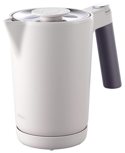 容量:1.0L 商品サイズ本体:(約)幅15.4x奥行26.4x高さ23.0cm / 本体質量:(約)1.3kg 沸とう時間:(約)カップ1杯(140mL)45秒※水温・室温23度、満水(1.0L)5分 / 湯わかし時の消費電力1300W 安心・安全と使い心地を追求したハイエンドモデル。 業界最速※スピード沸騰 ※2022年3月1日現在 家庭用電気ケトルにおいて 用途に合わせて適した温度を選べる!温度調節機能 7つの安心・安全構造<7SAFE+> 傾いた場合でもお湯もれを最小限に「転倒お湯もれ防止構造」 蒸気を外に出さない「蒸気レス」でやけどのおそれがなく安全 「本体二重構造」で本体が熱くならず触っても安心、保温効果も高く冷めにくい。 注ぎやすい設計にこだわった「注ぎなめらか」構造