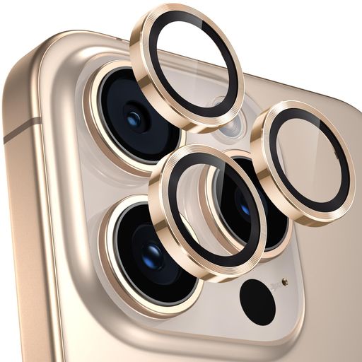 【4つ入り・予備があるので安心感UP!】iPhone 16 Pro/iPhone 16 Pro Max用カメラ保護カバーは、高品質なAB接着剤を使用しており、自動吸着と気泡防止機能を備えています。レンズに置くだけで、一発で完璧に貼り付けます。超強粘着力で、剥がれる心配もほとんどありません。更に、3枚セットで、張替の分も予備していますので安心感を大幅にアップ! 【耐衝撃・保護力満点】9H硬度ガラスと耐摩耗性に優れた航空用アルミ合金を上手く組み合わせたカメラカバーは衝撃を効果的に吸収し、衝撃を最小限に抑えられます。鍵やカッターなどの鋭利な物を当てても無傷で済む!さらに、特殊な飛散防止設計により、万が一ガラスが割れても飛散せず、高い安全性を確保します。 【露出オーバー防止・超高透過率】本製品は露出過度を避けるために、黒縁のデザインを採用し、フラッシュ使用時に光が乱反射、写真が白っぽくなる現象を軽減します。