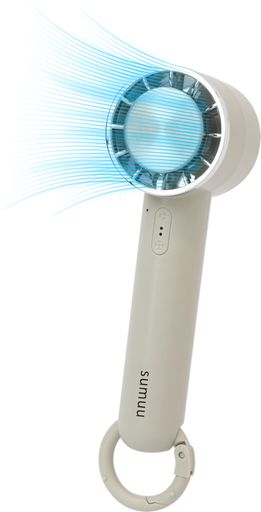 寸 法約W5.5xD5.5xH16.5cm、重量約125g、材質ステンレス ABS、電源USB充電式(DC5V 1A)、内蔵充電池リチウムイオン電池 3.7V 1200mAh、充電/稼働[充電]約2.5時間(DC5V 1A)、時間[稼働]ファンのみ:約2.5~5時間/ファン+冷却:約40~60分※時間は使用環境や使用期間、モードによって異なります。、風量3段階(弱/中/強) 風量3段階 使いやすいカラビナ スタンド USB充電式 静音設計 (弱/中/強) ハンディファン ペルチェ ひんやりプレート付き 強風設計 風量3段階 2.5-5時間 長時間 リチウムイオン充電バッテリー 静音設計 ファン 【2026年新設計・ ペルチェ素子使用】 新設計のハンディファンはTEC半導体冷却チップを採用。ペルチェ効果で急速冷却体験を実現。 風を瞬時に冷却し、炎天下でもエアコンのような快適な涼しさを体感。冷却プレートを肌に直接当てれば「1秒即冷」。特別設計の冷却プレートは、運動後や怪我の際の応急冷却用としても活用可能で、瞬時に患部をクールダウン。 外出先でひんやり、オフィスでも涼しく、夏の暑さ対策に。