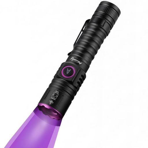 【高品質の365nm UV LED】高品質の365nm UV LEDを光源として使用し、最大5Wの消費電力と1000mWの発光パワーを備えているため、プロ用のプロフェッショナルブラックライトになります 【アジャスタブルフォーカス】ズームにより、ビームパターンを集束ビームからフラッドビームに変更でき、光範囲を任意に調整できるため、より広い範囲で蛍光反応現象を検出するか、小さな領域に焦点を合わせて樹脂硬化のためにより高いエネルギー密度を集中させるかを選択できます 【高品質のアルミニウム合金シェル】ボディケースは高品質のアルミニウム合金を使用しているため、放熱性能が大幅に向上しているため、ブラックライトの信頼性と耐久性が向上します 【USB充電式】このUVライトはUSB C(タイプC)充電機能をサポートしているため、充電プロセスがより便利になります。パッケージには大容量の充電式バッテ