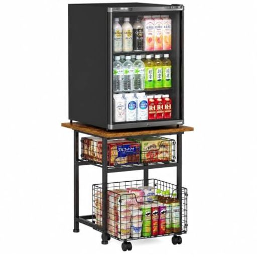 【省スペース・多用途】本体サイズは約幅50x奥行50x高さ57.6cm。このミニ冷蔵庫ラックは省スペースで、寝室、アパート、コンパクトなキッチンに適しています。頑丈な天板にはミニ冷蔵庫、電子レンジ、ワインクーラー、コーヒーメーカー、プリンターなどを設置可能。余分な床面積を取らず、収納空間を有効活用できる小型冷蔵庫台です。 【人間工学に配慮した高さ・スムーズな引き出し】使いやすい高さに設計されているため、腰を深くかがめずに物を出し入れできます。大容量の収納引き出しには落下防止ロックを備え、スナック、飲料、日用品などをすっきり整理可能。滑らかなスライド機構で出し入れしやすい、収納付きミニ冷蔵庫スタンドです。 【頑丈で高耐荷重】このミニ冷蔵庫スタンドは、頑丈な金属フレームと木製パネルを組み合わせた構造です。補強スチールパイプ設計により最大耐荷重は約159kg。ミニ冷蔵庫や日用品を安定して設置・収納でき、毎日の使用をしっかり支えます。 【幅広い使用シーン】学生寮ではスナックや飲料、アパートのキッチンでは調理用品や調味料、オフィスではお茶やコーヒー用品の整理に活用できます。