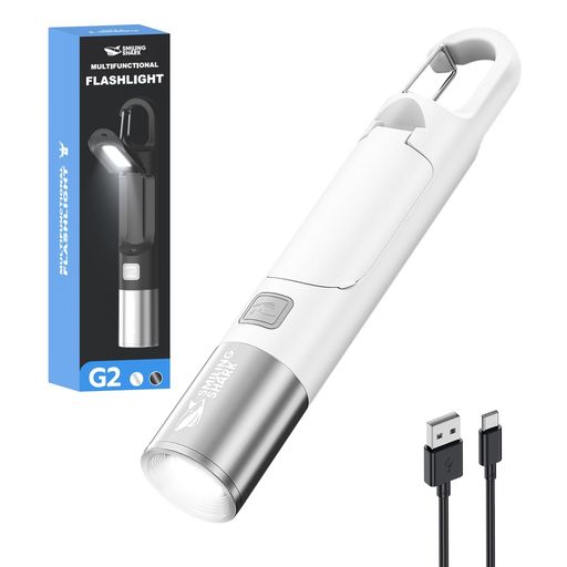 【超高輝度LED·三つの照明モード】最新版LEDハンドライトの最大照射距離が500メートルに達します。ホワイトライト、点滅ライト、サイドライトという三つの照明モードがあります。最大600ルーメンに達します。様々な照明ニーズに合わせて、十分な明るさをご提供いたします。 【サイドライト調節可能·幅広い用途】懐中電灯の側面にはCOBライトが取り付けられています。アップグレードされたサイドライトは上下に120°調節可能です。この機能により、小型作業灯として使用でき、緊急時に必要な照明保護を提供する非常灯としても使用できます。様々な照明ニーズに対応します。 【ズーム調節可能·照明範囲】ハンディライトはズーム調節機能が備わっており、近いから遠いまではっきり照らします。ハンディライトの前部を引くことだけで、広範囲照明と遠距離照明の間に切り替えることができます。具体的な場合により、照明範囲を簡単に調節できます。 【Type-C充電式·最大8時間連続使用】側面に隠れたType-C充電ポートのデザインが防塵に優れています。フル充電された場合は約8時間連続使用可能です。