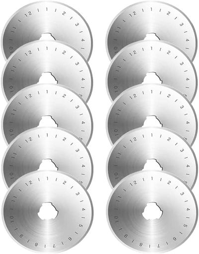 材質:高品質な合金素材を採用し、摩擦に強く、切れ味が良く、硬度が高く、使用寿命が長いです 用途:生地、フリース、フェルト、ビニール、革、厚紙、壁紙、キルティング、手芸、縫製、芸術および工芸品などをカットできます 商品仕様:45*8*0.3mm。ほとんどの45mmロータリーカッターに適用します ご注意:ブレードは消耗品であり個人の使用習慣や裁縫マットによって寿命が異なります