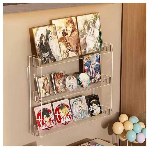 【セット内容】:ディスプレイスタンド (強力両面テープ付き) 【サイズ】:31.1cm*24.9cm*5.9cm、(注:この商品にはディスプレイスタンドのみがあり、写真にあるバッジ/小物は含まれません) 【素材】:アクリル素材は透明度が高く、丈夫で耐久性に優れています。ディスプレイスタンドとして安定性に優れ、重いものを乗せても傾いたり動いたりしません。表面は研磨加工が施されており、展示物を傷つけません。 【用途多様】:コイン、バッジ、メダル、カードなどの展示に最適です。お店のディスプレイやインテリアとしてもオススメです! 【適用場所】:ご自宅だけでなく、店舗販売、展示会、撮影など様々なシーンにも適しています。