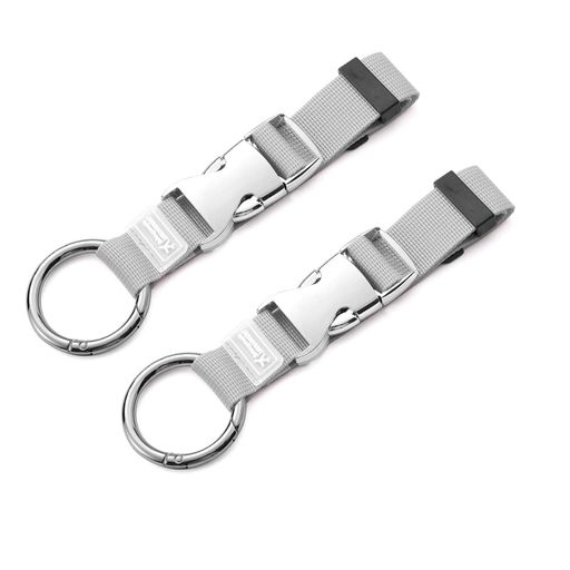 【高強度合金バックルで抜群の耐荷重】 フル合金製バックルを採用。耐荷重性に優れ、範囲内であればどんな重さでもしっかり対応。 【長さ自由調節でぴったりフィット】 簡単に長さやきつさを調整可能。スーツケースやバッグに合わせて自在に調節でき、快適な使用感を実現します。 【携帯性抜群、いつでもどこでも使える】 ポケットに収納できるコンパクトサイズ。軽量で持ち運びラクラク。必要なときにサッと取り出してすぐに使用できます。 【両手を自由に、快適な移動を】 バッグや荷物を掛けることで両手がフリーに。移動中の負担を軽減し、買い物や旅行をもっと楽に、もっと快適にします。 【多用途対応、シーンを選ばない】 スーツケース、リュック、ショッピングバッグはもちろん、外出時には上着を掛けることも可能。アウトドアから日常使いまで、多彩なシーンで活躍します。