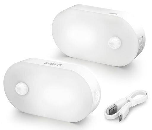 Indoor use only USB充電式で便利、省エネで室内で使える 【人感センサー+明暗センサー】AUTOセンサーモード、ON常時点灯モード、OFF常時消灯モードを搭載したLEDセンサーライトです。1AUTOモード:暗くなると明暗センサーが作動し、その状態で人が近づくと人感センサーが作動しライトが約20秒間点灯します。感知範囲は120°、約4メートル以内です。2ONモード:緊急停電やクロゼットに物を探す時、持続点灯する常夜灯として使えます。3OFFモード:旅行でしばらく必要がない時に便利なモード。 【光量を無段階調整】お好みに合わせて明るさを自由に調節できます。長押しすると1ルーメンから20ルーメンまで自在に無段階で光の量を調節できるので、欲しい光りが選択できます。最小または最大明るさに到達するとライトが点滅してお知らせいたし、使いやすいです。1回押すと、明るさを決まった5段階に調節できます。 【USB充電式】繰り返し充電できるUSB充電タイプなので、乾電池を頻繁に買う必要がないです。また、コードレスでクローゼット・物置・玄関等コンセントの無い場所でも手軽に使えます。