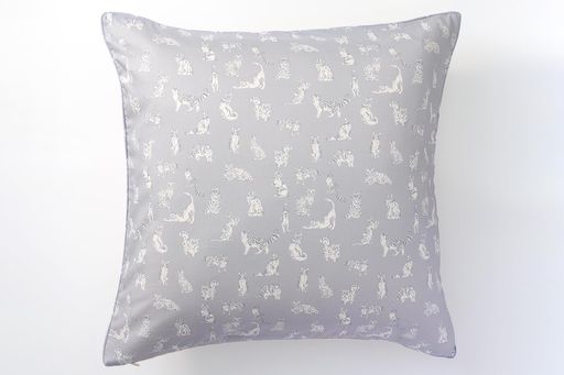 サイズ:45x45cm 製品生産国:日本 収縮率(%) タテ/ヨコ:水洗い -0.3/-3.1 ドライ 1.3/-0.8 表面にタナローン100%のリバティプリント生地を使用し、裏面にはリネン100%の生地を使ったクッションカバーです。また裏面には、ワンポイントのアクセントにもなるフローレットロンドンの大きな刺繍ネームが付いています。裏面のリネン生地の色はリバティプリントによって異なります。 表記の収縮率は裏面のリネンの収縮率になります。お洗濯の際の収縮率は使用状況等により、プラスマイナス5%から10%程度の誤差が生じる場合があります。収縮率はあくまで目安として下さい。
