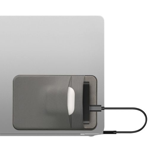 ぴったり: SanDisk Portable SSD, Samsung T7, Crucial X8, HDD対応 便利な収納: このSSDデバイス用弾性スリーブをノートパソコンなどのデバイスに貼り付けることで、ポータブルSSDを接続したままの移動をより簡単にすることができます。2つのポケット付きで、薄型マウスやイヤホンなどの小物もまとめて収納できるので、外出先でも快適に作業することができます。 自由な配置: このソリッドステートドライブ用キャリングケースの裏面には粘着性のあるジェルが設計されており、ノートパソコンやタブレットの裏側など、お好きな角度や方向に貼り付けることができます。直接貼り付けたくない場合は、お使いの保護ケースへの装着も可能です。 様々なシチュエーションで: このコンパクトで軽量なSSD 収納ケースの寸法は13 x 8.3cmです。デジタルノマドやクリエイター、ビジネスマン、学生にもぴったり。メインポケットは10 x 7 cm、ミニポケットは8 x 7 cmのサイズで、ワイヤレスイヤホン、USBケーブル、薄型マウス、オフィスのキーなど、様々な種類のアクセサリーを収納することができます。