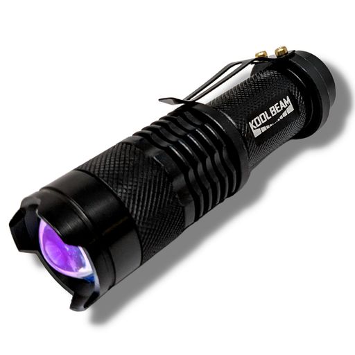 進化した高性能UV-LEDを搭載!【KOOL BEAM KB-43 UV-LED 紫外線ライト 365nm】 ●UV硬化型樹脂・ジェルネイルの硬化 ●ブラックライトに反応するアニサキスなどの寄生虫、真菌の検出 ●鉱物・宝石の鑑定●水回り・油汚れのチェック など様々な用途に使用可能 サイズ:全長90mm、ライト部直径25mm 波長:365nm 使用電池:単3テスト電池1本付属