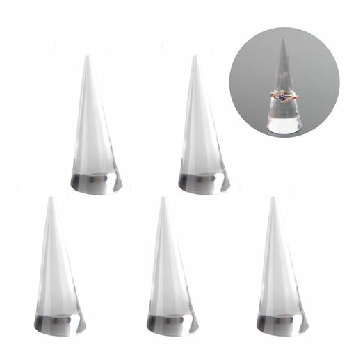 △ セット内容:リングスタンド*5個。 サイズ:約2.3*6.5cm。 △ 材質:アクリル。 カラー:クリア。 △ たくさんの指輪を整理できる:シンプルでコンパクトな形状のため、置き場所を選ばず省スペースでお使い頂けます。1つのスタンドに複数の指輪を掛けておくこともできるので、アクセサリーを大量に持っている人にもおすすめです。 △ 機能性:どんなサイズの指輪でも収納できます、円錐形のスタンドなので、指輪のサイズやデザインを選ぶことなくディスプレイしておけます。指輪を外したら、尖がった部分にすっと掛けておくだけ。簡単に指輪を整理することが可能です。指輪を選ぶ際にも見やすくて便利です。 △ 適用性:細いサイズから太いサイズまで、また華奢なデザインの指輪からごつい指輪まで対応しています。ご家庭でのコレクションの整頓はもちろん、ショップや展示などの販売ディスプレイの際にも役立ちます。※製造工程でできたと思われる小さなキズが底面にある場合があります。予めご了承ください。