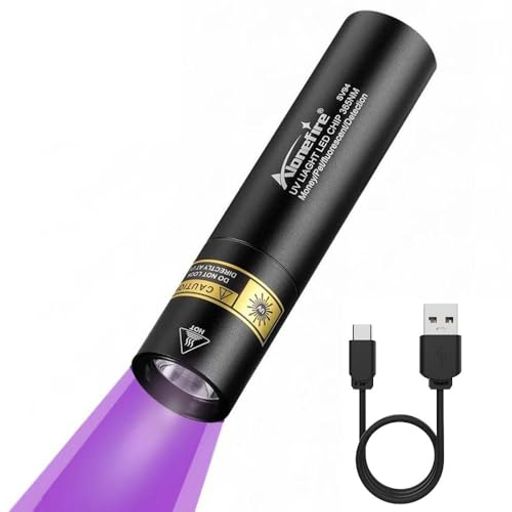 【高品質の395nm UV LED】高品質の395nm UV LEDを光源として使用し、最大3Wの驚異的な消費電力と600mWの発光電力により、プロの使用に適したプロ仕様のブラックライトになります 【高品質のアルミニウム合金シェル】ボディケースは高品質のアルミニウム合金を使用しており、放熱性能が大幅に向上しているため、ブラックライトの信頼性と耐久性が向上します 【C型USB充電式】このUVライトの懐中電灯はUSB C充電ポートを備えており、プラグの表裏を気にせずに充電ポートに挿入できます。これにより、充電がより便利で簡単になります。充電インジケーターは、電源の充電状況を把握できるようにし、充電プロセスをより安全にします。内蔵の充電式バッテリー。 【IPX5防水レベル】雨の日でもブラックライトを使用でき、濡れて作業できない心配はありませんが、水没しないでください 【強力な多機能アプリケーション】UVは、床や草の肉眼では見えない汚れや液体を明らかにすることができます。偽造文書の検出、お金の確認、琥珀色と宝石の検出、ペットの尿と汚れの検出など