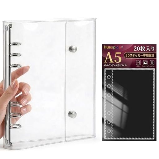 【自分だけのオリジナル表紙に】透明度の高いクリアバインダーを採用したA5サイズのシール帳です。お気に入りのシールや推しの写真、ポストカードを1ページ目に入れるだけで、自分好みの「魅せる」コレクションファイルが完成します。シンプルで飽きのこないデザインは、どんなインテリアにも自然に馴染みます 【充実のセット内容と大容量】A5サイズのバインダー本体(238mmx170mm)に、高透明リフィルがたっぷり20枚付属。届いてすぐにシールやステッカーの収納・整理を始められます。コレクションが増えても安心の大容量収納ファイルです 【中身が綺麗に見える高透明PP素材】耐水性・耐久性に優れた高品質PVC(ポリ塩化ビニル)素材を使用したクリアファイル仕様。大切なシールやトレカを汚れや水滴からしっかり保護し、収納したままでもデザインを鮮明に確認できます 【便利なリング式・出し入れ簡単】開閉しやすい金属リング式バインダーを採用。リフィルの入れ替えや追加も簡単で、用途に合わせて自由にカスタマイズ可能。