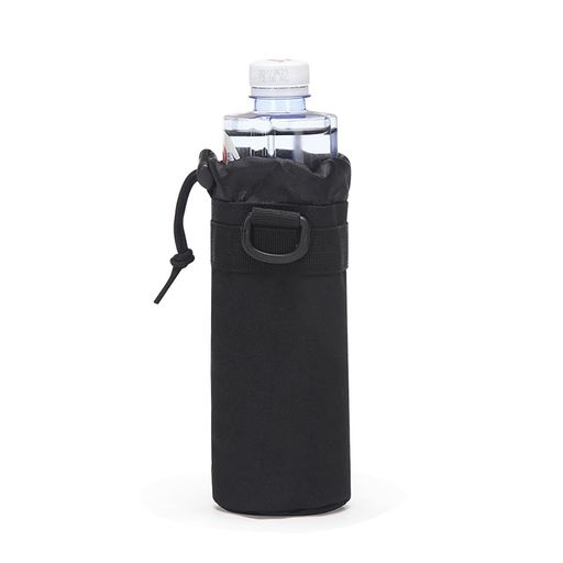 【適合容量規格】500~550ml 対応。製品サイズ:幅 8cmx 高さ 20cm。(※実寸には 1~2cm 程度の誤差が生じる場合がございます。)最大容量 550ml。モール規格の 550ml 水筒カバーで、水筒や 550ml ペットボトルをすっきり収納できます。 【汎用性の高いアイテム】アウトドアに欠かせないボトルホルダー。耐久性・防水性・耐摩耗性に優れ、持ち運びが便利で手にも優しい設計。さまざまなシーンで活躍し、水筒をしっかり保護します。 【素材】撥水加工を施したナイロンオックスフォード素材を採用。耐久性・防水性に優れ、衝撃や落下から水筒を効果的に守り、傷や破損を防ぐ強力な保護カバーです。 【持ち運びやすいデザイン】リュック・ベスト・ベルトなど、各種装備に簡単に装着可能。実用的かつ個性的なポーチとしてお使いいただけます。 【仕様】巾着式で開閉が簡単、コードアジャスターでサイズ調整可能。高強度 D カンバックル付きの水筒保護カバーです。
