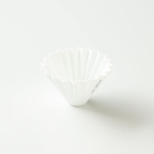 鮮やかなカラーリングと縦溝がまるでオリガミを折ったようにみえるORIGAMIのドリッパーです。 20あるリブ(溝)がドリッパーとペーパーの間に空間を作ることでお湯の抜けをスムーズにし、多彩な抽出を表現。 サイズ:Φ110x70H/底穴Φ25 材質:磁器/ 耐熱温度差120°C、電子レンジ、食洗機使用可/ 日本製 ※専用箱に入れてお届けします。また、こちらの商品はドリッパーホルダーは付属しておりません。