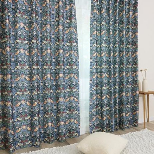 プライバシー保護 サイズ:【幅100cmx丈80cm 】 日本製 ・いちご泥棒は、1883年にインテリア用ファブリックとしてデザインされました。・モリスの夏の別荘「ケルムスコット・マナー」の庭で、いちごをついばむ鳥たちを温かな目線で描いたモリスの代表作。合わせ鏡のような左右対称のパターン構成が特徴。オリジナルはマートン.アビー工房において最初に作られた多色使いのインディゴ抜染プリント生地。 ・特殊な編み機で生地を製造しているので、サイドと裾は無縫製が可能になり、裾がだぶつかずに自然なドレープ感を生み出すことができました。・3級遮光、防炎、遮熱、保温はもちろん、ウォッシャブルと多機能のカーテンです、ご家庭の洗濯機でお洗濯できます。・生地の製造、染色加工、縫製と一貫した国内生産なので、安心安全なこだわりの製品です。・調節可能なアジャスターフックが付いています(洗濯の時はフックを外してください)。・無縫製のサイドと裾は、お洗濯してもほつれません。 【縫製仕様】1.5倍ヒダ 2つ山仕上げ 付属のアジャスターフックは、約5cm(10段階)の高さ調整が出来ます。・洗濯の時はフックを外してください。