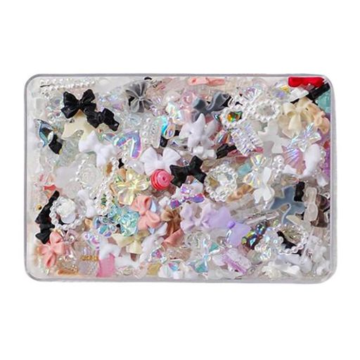 【セット内容】ネイルパーツ約400個入り(ランダム形)。収納ケース付き。 【バラエティ豊富なデザイン】蝶々、蝶結び、キャンディー、花、ベア型など、さまざまなデザインのネイルパーツがあり、可愛らしくおしゃれです。 【立体感ある3Dデザイン】立...