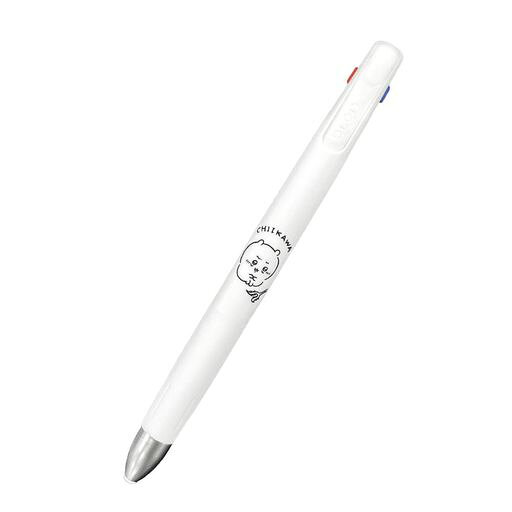 【本体サイズ】最大軸径11.8x143.6mm/重量12.1g 【ブレン特長】1低重心(重心を下げることで筆記のブレを防ぐ)2ダイレクトタッチ(中芯をホールドし、ペン先のブレを防ぐ)3ノイズフリー設計(各パーツの隙間をなくし、ペン内部のブレを防ぐ) 【インク】エマルジョン染料+顔料 【替芯】SNC-0.5芯(黒・赤・青) 【その他】「ブレない」という今までになかった新たな切り口で一石を投じ、機能ペン市場での定位置を獲得した「bLen(ブレン)」。そのbLenシリーズの中でも人気が高い3色ボールペンが、ちいかわとコラボレーションして待望の登場となります。