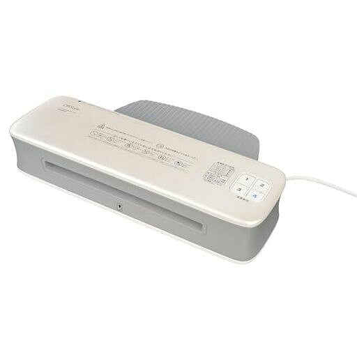 【 特 長 】 ◆写真や書類を手軽にラミネート ◆100~150ミクロンフィルム対応 ◆2本ローラー ◆4段階温度設定可能 ◆巻き込みリリースボタン付き ◆オートオフ機能付き ◆A4サイズ対応 【 仕 様 】 ◆電源:AC100V 50/60Hz ◆消費電力:300W ◆定格電流:3.0A ◆定格時間:60分(休止時間30分) ◆予熱時間:約5~7分 ◆ラミネート速度:50Hz...226mm/分 60Hz...300mm/分 ◆対応フィルム:100/150ミクロンフィルム ◆最大ラミネート厚:内容物含めて0.6mm ◆最大ラミネート幅:238mm ◆外形寸法(トレー含まず):(約)幅391x 高さ84x 奥行135mm ◆質量:約1.78kg ◆コード長:約1.5m ◆梱包内容:本体、トレー、保証書付取扱説明書