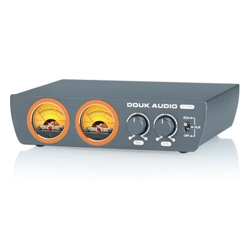 TPA3255搭載、コンパクトながらMax.300Wx2の高出力: アンプ部には、Texas Instruments社のハイエンドD級アンプチップ「TPA3255」を採用。4Ω負荷時、Max.300Wx2の出力を実現し、能率の低いブックシェルフスピーカーからフロアスタンディングモデルまで、余裕を持ってドライブします。クラスDアンプならではの高効率(発熱が少ない)と、高度なフィードバック設計による低歪みを両立。コンパクトな筐体ながら、ホームシアターやデスクトップHi-Fiシステムの中心として、圧倒的なサウンドを提供します。 左右独立アナログVUメーター+バランスコントロール: 前モデル(H7)のユーザーからのフィードバックを反映し、H7 PROでは左右独立したアナログVUメーターを新たに搭載。音楽の強弱に合わせて針がリアルタイムに躍動し、視覚的なリスニング体験を豊かにします。また、左右チャンネルの独立した音量調整は廃止し、代わりに左右の音圧バランスを微調整するためのバランスコントロールを追加。スピーカーの設置環境や聴取位置に合わせて、最適なステレオイメージを調整できます。