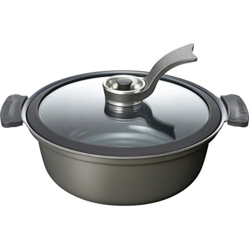 【火を止めた後に味が染み込む】【電気代節約】圧力鍋より取り扱いは簡単。でも、味はしっかり染み込む。減圧の力で優しく美味しく調理できる新しいお鍋です。鍋を加熱して中が温まると空気が膨張、火を止めると冷えると縮む減圧を利用して、食材に味をしっかり染み込ませます。一晩ねかせたようなあの美味しさを、短時間で再現! 本体:アルミニウム合金、内面:セラミック塗膜加工、外面:焼付け塗装、はり底:ステンレス鋼(底の厚さ:3.2mm※はり底含む)、ガラス蓋:強化ガラス、リング部:シリコーンゴム(耐熱温度200度) 商品サイズ:約 幅31x25.5x17.5cm、商品重量:約1500g 満水容量:3.2L